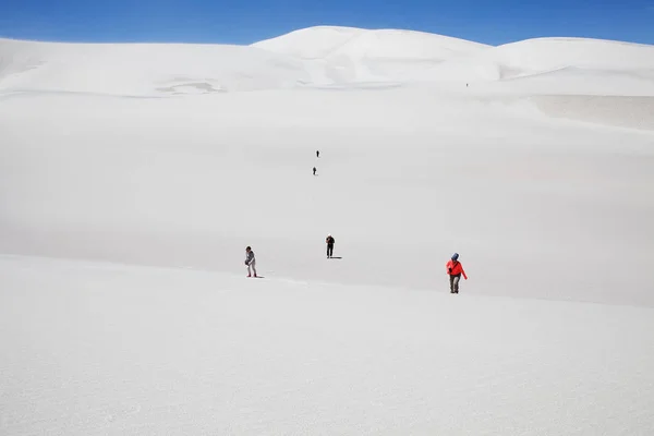 Arjantin, Puna de Atacama 'daki Caraci Pampa volkanının lav tarlasında beyaz kum tepesi. — Stok fotoğraf