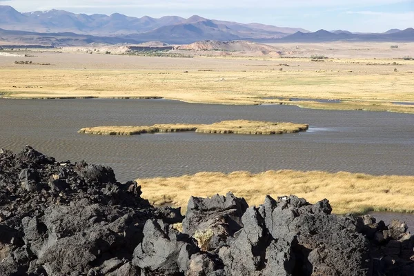 Laguna w pobliżu Pucara de La Alumbrera w Puna de Atacama, Argentyna — Zdjęcie stockowe
