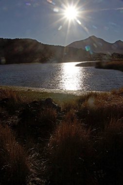 Arjantin 'in Pucara de La Alşemera yakınlarında bir göl. Puna de Atacama, Şili ve Arjantin 'in kuzeyindeki And Dağları' nda bulunan kurak bir platodur. Arjantin 'in Puna bölgesi Salta, Jujuy ve Catamarca illerine genişletilmiştir.