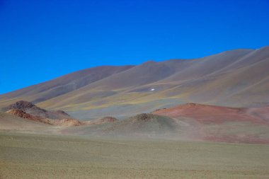 Quebrada del Diablo, Puna de Atacama, Arjantin 'de. Puna de Atacama, Şili ve Arjantin 'in kuzeyindeki And Dağları' nda bulunan kurak bir platodur. Arjantin 'in Puna bölgesi Salta, Jujuy ve Catamarca illerine genişletilmiştir.