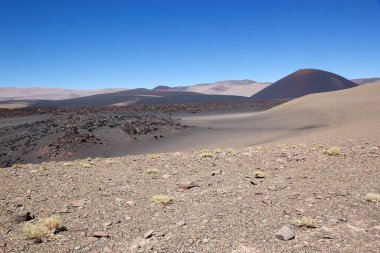 Puna de Atacama, Arjantin 'deki volkanik manzara. Puna de Atacama, Şili ve Arjantin 'in kuzeyindeki And Dağları' nda bulunan kurak bir platodur. Arjantin 'in Puna bölgesi Salta, Jujuy ve Catamarca illerine genişletilmiştir.