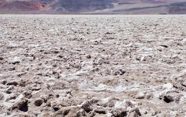 位于阿根廷阿塔卡马角安托福拉平坦的盐锅 阿塔卡马角 Puna Atacama 是智利和阿根廷北部安第斯山脉的一个干旱高原 在阿根廷 普纳的领土延伸到萨尔塔省 胡胡胡伊省和卡塔马卡省 — 图库照片