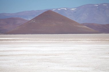 Arizaro Salar 'daki Cono de Arita Arjantin' deki Puna de Atacama 'da. Arizarolu Salar, Kuzey-Batı Arjantin 'de And Dağları' nın büyük bir tuz dairesidir ve 1600 kmq 'lık bir alanı kaplar.