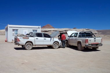 Arjantin 'in kuzeybatısındaki Puna de Atacama' nın maden girişindeki güvenlik servisi.. 