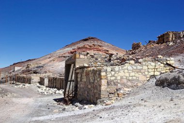 Salta Eyaleti 'ndeki Mina Julia Arjantin' in kuzeybatısındaki Puna de Atacama 'da. Mina Julia deniz seviyesinden 5500 metre yükseklikte, Cerro Estrella 'nın yamacına kadar uzanan Mina La Casualidad' a 25 km uzaklıkta bir hayalet kükürt madeni.