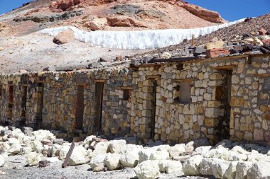 Arjantin 'in kuzeybatısındaki Puna de Atacama' da Salta Eyaleti 'nin arka planında Mina Julia ve Penitentes. Mina Julia, deniz seviyesinden 5500 metre yukarıda Mina La Casualidad 'a 25 km uzaklıkta bir hayalet kükürt madeni. 