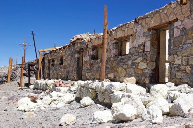 Salta Eyaleti 'ndeki Mina Julia Arjantin' in kuzeybatısındaki Puna de Atacama 'da. Mina Julia deniz seviyesinden 5500 metre yükseklikte, Cerro Estrella 'nın yamacına kadar uzanan Mina La Casualidad' a 25 km uzaklıkta bir hayalet kükürt madeni.