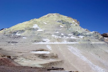Salta Eyaleti 'ndeki Mina Julia Arjantin' in kuzeybatısındaki Puna de Atacama 'da. Mina Julia deniz seviyesinden 5500 metre yükseklikte, Cerro Estrella 'nın yamacına kadar uzanan Mina La Casualidad' a 25 km uzaklıkta bir hayalet kükürt madeni.
