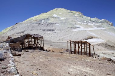 Salta Eyaleti 'ndeki Mina Julia Arjantin' in kuzeybatısındaki Puna de Atacama 'da. Mina Julia deniz seviyesinden 5500 metre yükseklikte, Cerro Estrella 'nın yamacına kadar uzanan Mina La Casualidad' a 25 km uzaklıkta bir hayalet kükürt madeni.