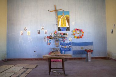 Arjantin 'in kuzeybatısındaki Salta eyaletindeki Mina La Casualidad kilisesinde. Mina la Casualidad deniz seviyesinden 4200 metre yukarıda hayalet bir kasaba.