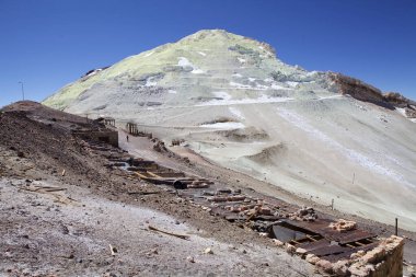 Salta Eyaleti 'ndeki Mina Julia Arjantin' in kuzeybatısındaki Puna de Atacama 'da. Mina Julia deniz seviyesinden 5500 metre yükseklikte, Cerro Estrella 'nın yamacına kadar uzanan Mina La Casualidad' a 25 km uzaklıkta bir hayalet kükürt madeni.