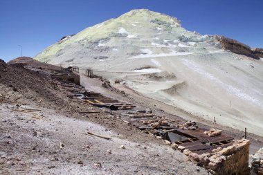 Salta Eyaleti 'ndeki Mina Julia Arjantin' in kuzeybatısındaki Puna de Atacama 'da. Mina Julia deniz seviyesinden 5500 metre yükseklikte, Cerro Estrella 'nın yamacına kadar uzanan Mina La Casualidad' a 25 km uzaklıkta bir hayalet kükürt madeni.