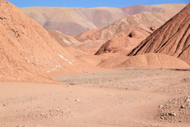 Arjantin 'in kuzeybatısındaki Salta eyaletindeki Tolar Grande köyüne yakın bir manzara. Salta şehrinin 357 km uzağında, Puna de Atacama 'nın ortasında ve Salar de Arizaro yakınlarında yer almaktadır.