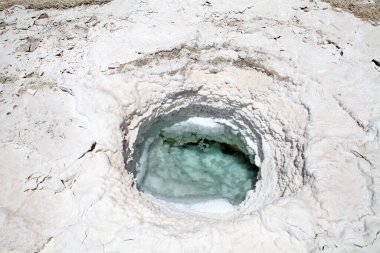 Salar de Pocitos, Puna de Atacama, Arjantin 'de. 60 km uzunluğunda ve 6 km genişliğindedir ve kasabaya da aynı isimle yakındır.