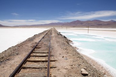 Salar de Pocitos, Puna de Atacama, Arjantin 'de. 60 km uzunluğunda ve 6 km genişliğindedir ve kasabaya da aynı isimle yakındır.