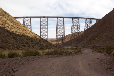 Arjantin 'in Puna de Atacama şehrindeki La Polvorilla viyadükünde. Viyadük, And Dağları sırasındaki bir turist treni olan Bulutlar Treni tarafından işletiliyor. 4200 metreden fazla. 