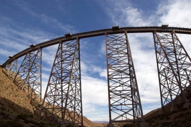 Arjantin 'in Puna de Atacama şehrindeki La Polvorilla viyadükünde. Viyadük, And Dağları sırasındaki bir turist treni olan Bulutlar Treni tarafından işletiliyor. 4200 metreden fazla. 