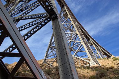 Arjantin 'in Puna de Atacama şehrindeki La Polvorilla viyadükünde. Viyadük, And Dağları sırasındaki bir turist treni olan Bulutlar Treni tarafından işletiliyor. 4200 metreden fazla. 