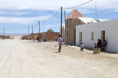 Pocitos kasabası Puna de Atacama, Arjantin 'in Salar de Pocitos kentine yakın. Yasa 60 km uzunluğunda ve 6 km genişliğindedir ve kasabayı aynı isimle kapatır.