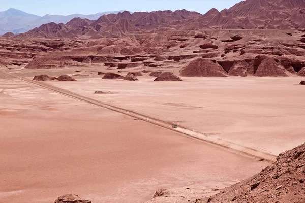 Samochód Przejeżdża Przez Desierto Del Diablo Diabelską Pustynię Krajobraz Puna — Zdjęcie stockowe