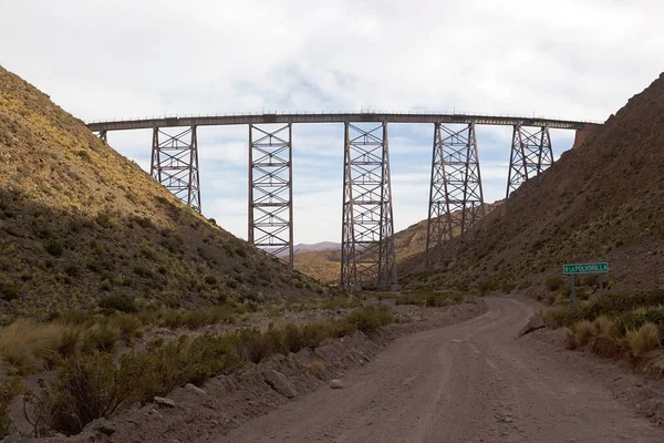 阿根廷阿塔卡马角萨尔塔省的La Polvorilla高架桥 这座高架高架铁路是由位于安第斯山脉的旅游列车 云端列车 运营的 全长4200多米 — 图库照片