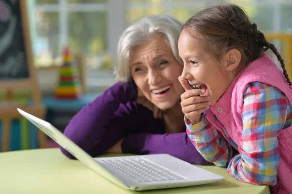 Mormor och barnbarn med bärbar dator — Stockfoto