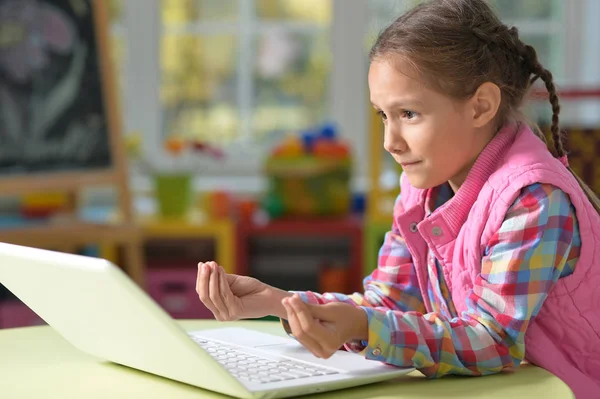 Mała dziewczynka z laptopem — Zdjęcie stockowe