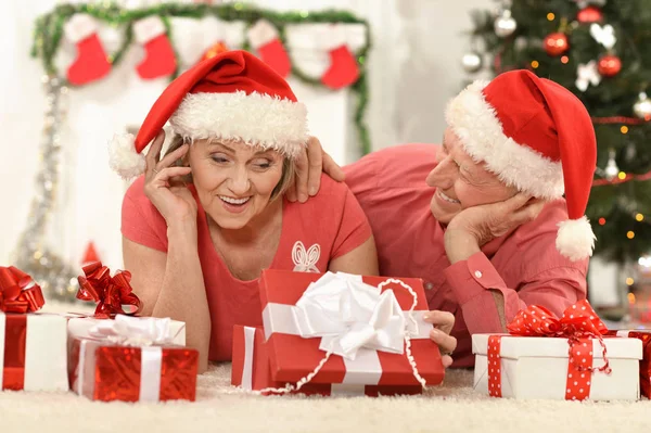 Äldre par celibrating jul — Stockfoto