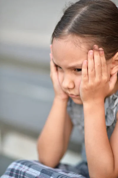 Pequeña niña pensativa — Foto de Stock