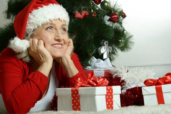 Старшая женщина с подарками — стоковое фото