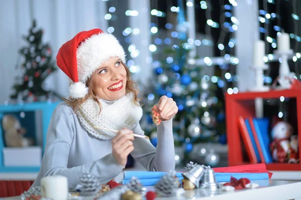 Frau bastelt Weihnachtsdekoration — Stockfoto