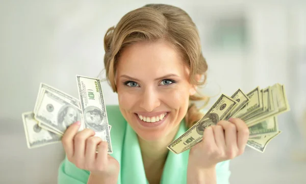 Lächelnde junge Geschäftsfrau — Stockfoto