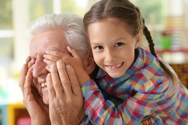 Grand-père et petite-fille s'amusent — Photo