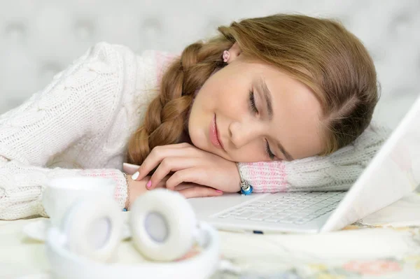 Preteen flicka sover — Stockfoto
