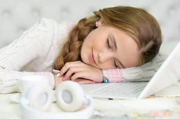 Preteen ragazza dormire — Foto Stock