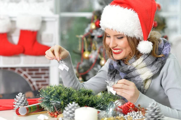 Woman decoting wreath — Stock Photo, Image