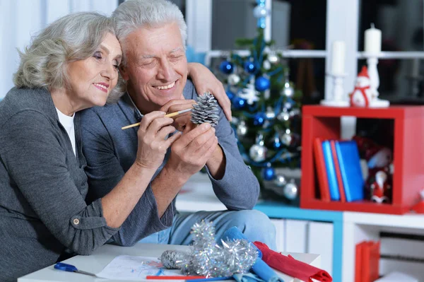 Üst düzey çift Noel için hazırlanıyor — Stok fotoğraf