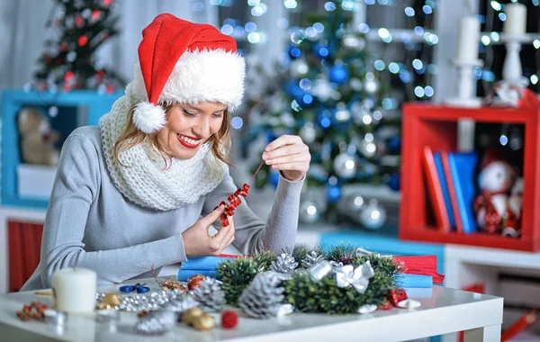 Frau mit Weihnachtsdekoration — Stockfoto