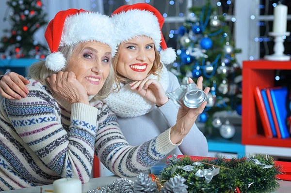 Zwei Frauen mit Weihnachtsmützen — Stockfoto