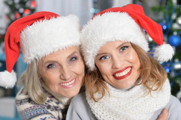 Två kvinnor i santa hattar — Stockfoto