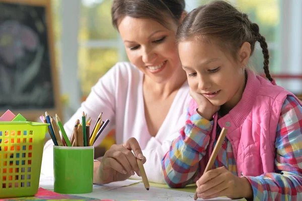 Mother and daughter drawing — Stock Photo, Image