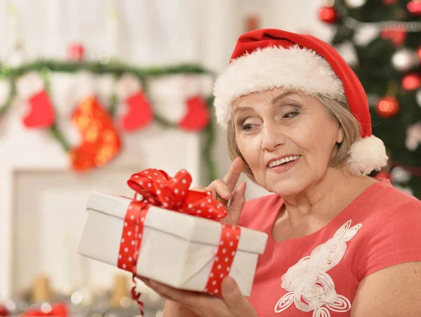 Senior woman with present — Stock Photo, Image