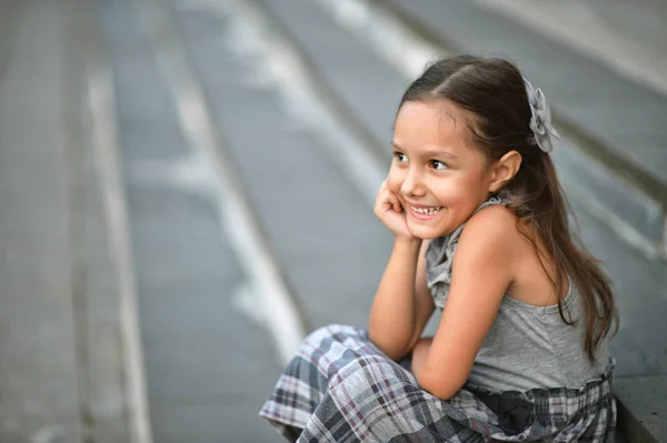 Sonriente niña —  Fotos de Stock