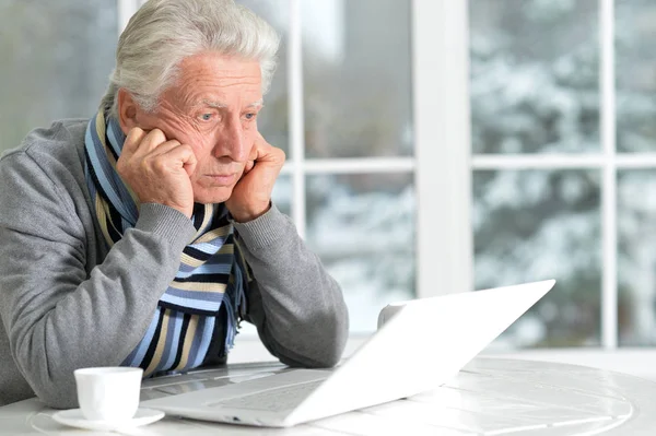 Senior man med bärbar dator — Stockfoto