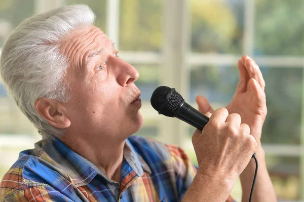 Homme âgé avec microphone — Photo