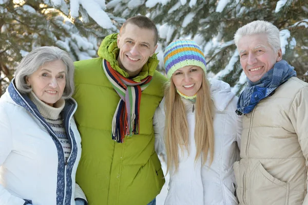 Família na floresta de inverno — Fotografia de Stock