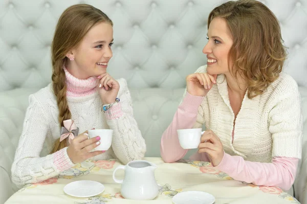 Madre e figlia bere tè — Foto Stock
