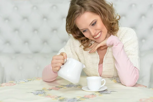 Kobieta pijąca herbatę — Zdjęcie stockowe