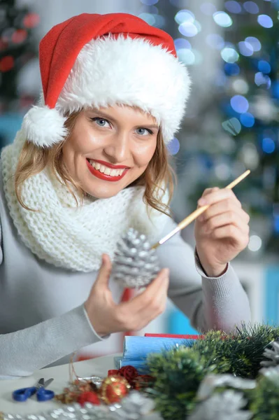 Vrouw Kerstdecoratie maken — Stockfoto