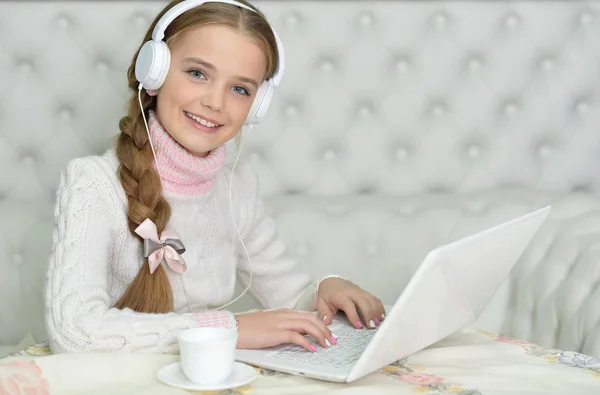 Menina adolescente com laptop — Fotografia de Stock